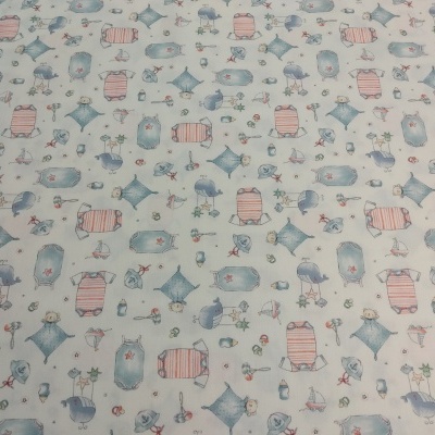 Tecido branco com padrão de animais e elementos marinhos em tons azuis, rosas e cinzentos