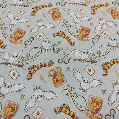 Tecido com padrão de corujas, lenços às riscas vermelhas e amarelas, cartas e escudos em fundo cinzento claro