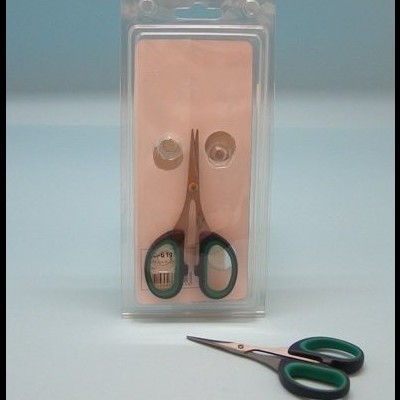 Tesouras com cabos verdes e pretos com acessórios em embalagem plástica transparente