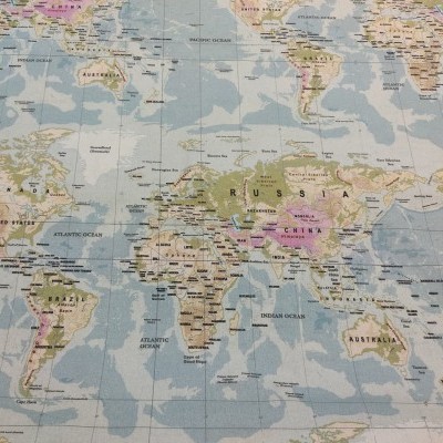 Mapa-múndi colorido com nomes de países e oceanos