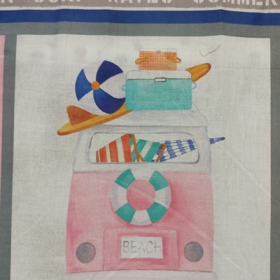 Ilustração de carrinha cor-de-rosa com objetos de praia e texto SURF WAVES SUMMER em tecido