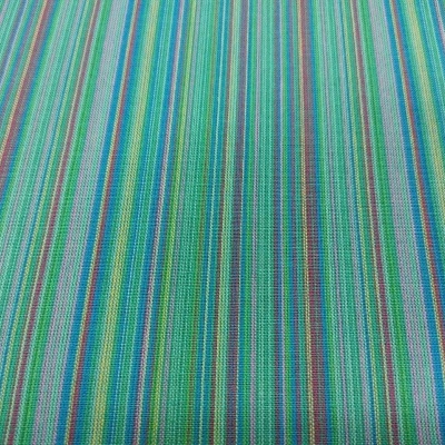 tecido com padrão de riscas verticais coloridas