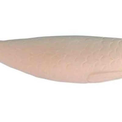 Boneco em forma de peixe bege claro com textura de escamas