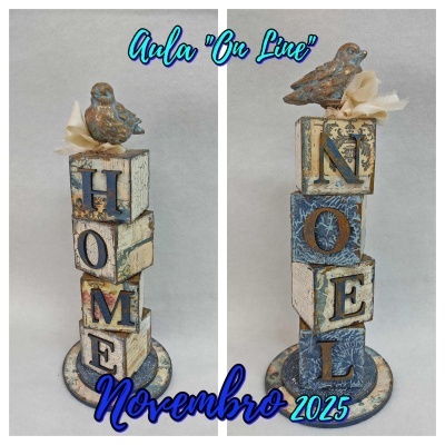 Blocos de madeira decorativos formando palavras HOME e NOEL com pássaro azul dourado no topo