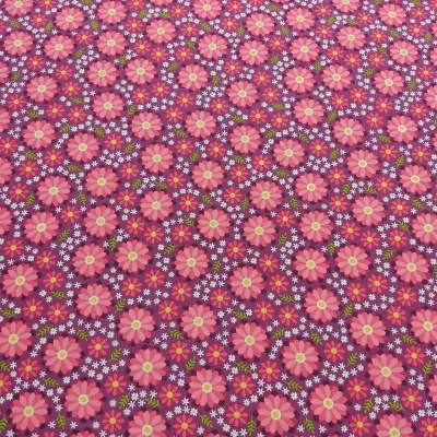 Tecido com padrão floral cor-de-rosa, branco e verde em fundo roxo