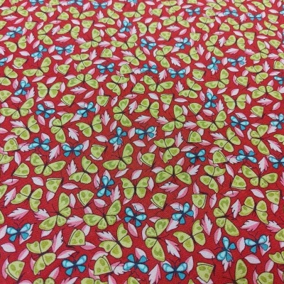 Tecido vermelho com borboletas verdes, azuis e amarelas