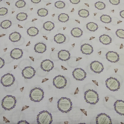 Tecido com padrão de flores lilás, texto e borboletas em fundo xadrez cinza e branco