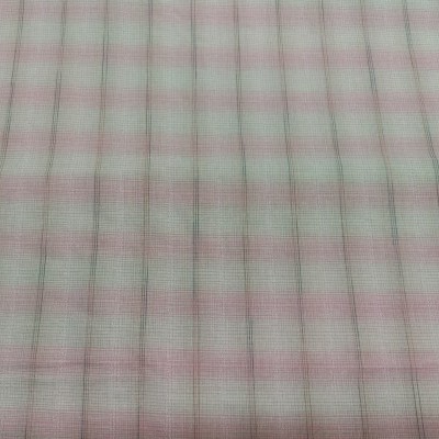 tecido com padrão xadrez em cinzento, rosa e branco