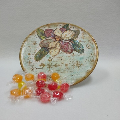 Prato decorativo com flor colorida e doces embrulhados