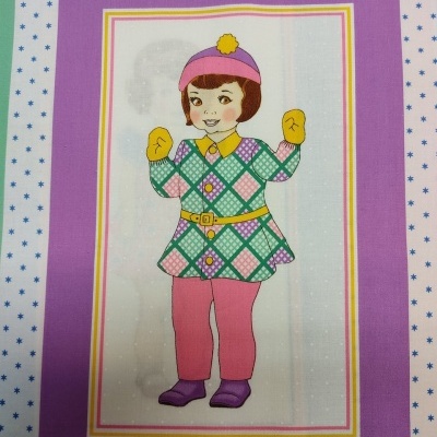 Ilustração de criança com roupa colorida dentro de moldura roxa