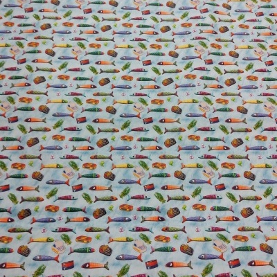 Tecido com padrão colorido de peixes, latas e legumes