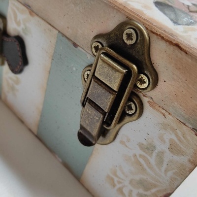 Caixa de madeira decorativa com fecho metálico antigo e padrões florais