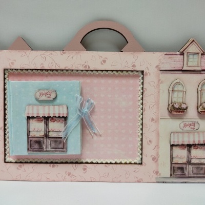 Conjunto caixa e caderno decorados com tema casa em tons pastel rosa e azul