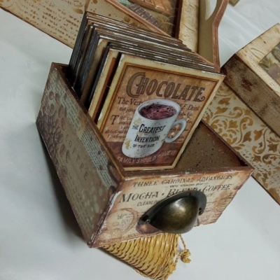 Caixa organizadora de madeira com placas decorativas temáticas de chocolate e café