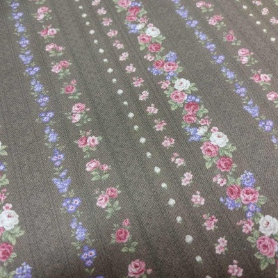 Tecido castanho com padrão floral em riscas verticais tons rosa, branco e lilás