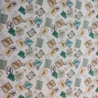 tecido com padrão de selos postais em cores diversas sobre fundo branco
