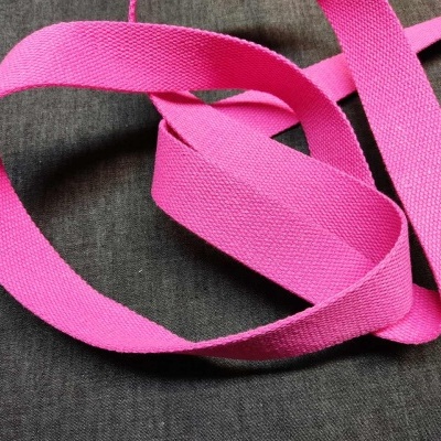 Fita rosa de tecido sobre superfície cinzenta