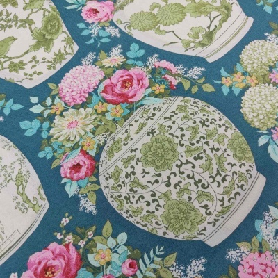 Tecido azul com vasos orientais verdes e flores multicoloridas