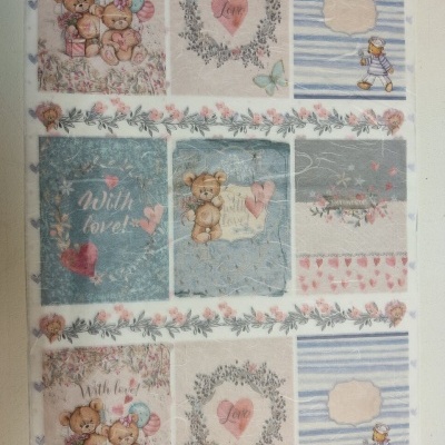 Pano de tecido estampado com ursinhos, corações e texto decorativo em tons azuis e rosa