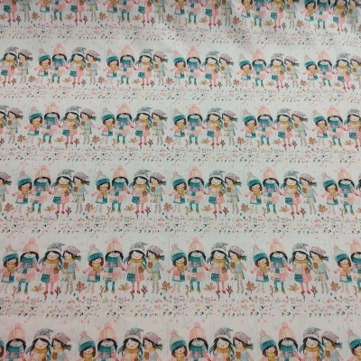Tecido com padrão repetido de ilustrações de três meninas e pequenos corações em fundo branco.