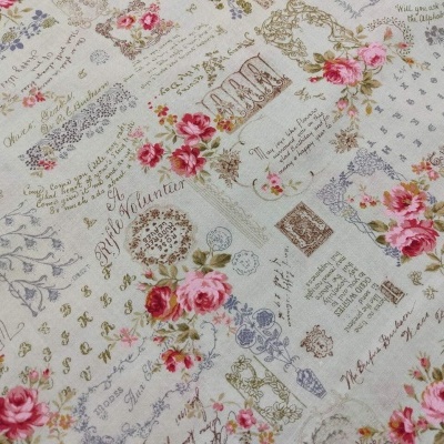 Tecido estampado com flores cor-de-rosa, texto manuscrito e elementos decorativos vintage