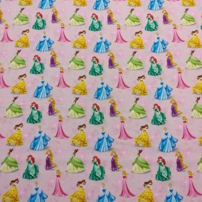 Tecido rosa com padrão de princesas coloridas em vestidos variados.