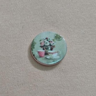 Botão redondo decorativo com padrão de chá com flores em tecido cinzento