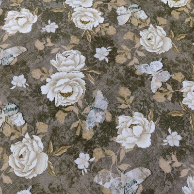 Tecido com padrão floral com flores brancas e borboletas azuis