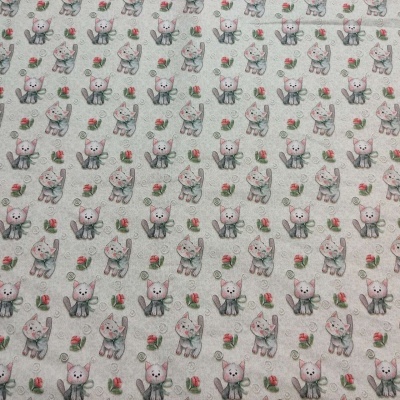 Tecido branco com padrão de gatos cinzentos e flores cor-de-rosa.
