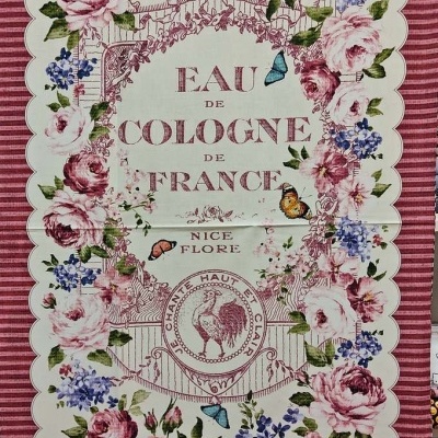 Toalha ou tecido floral com texto Eau de Cologne de France e selo com galo