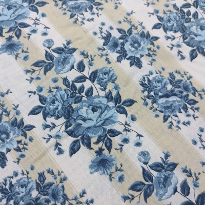 Tecido com padrão floral azul e faixas bege e brancas