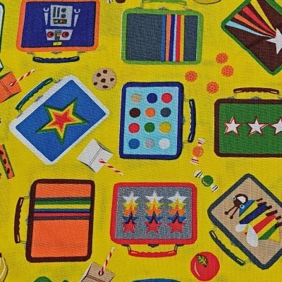 Tecido amarelo com padrão colorido de malas e objetos de viagem