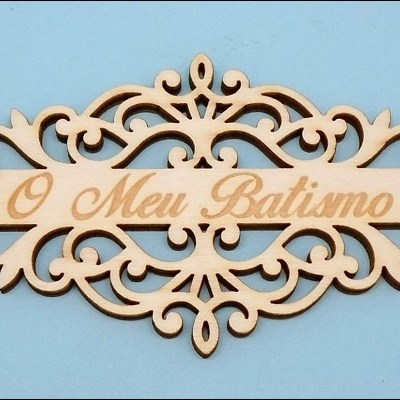 Placa decorativa em madeira clara com texto 'O Meu Batismo'