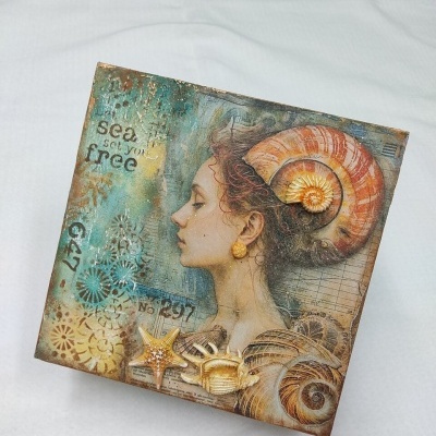 Quadro decorativo com mulher perfil com concha e tema marinho.