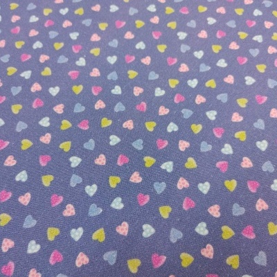 Tecido azul com pequenos corações coloridos