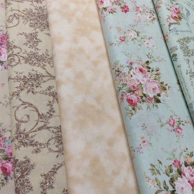 Tecidos florais com padrões em cores suaves e tons pastel