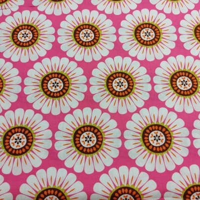 tecido rosa com flores grandes brancas e centro marrom e laranja