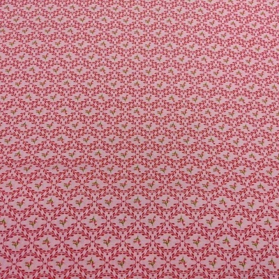 tecido rosa com padrão vermelho e dourado