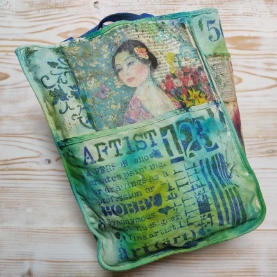 Bolsa de tecido colorida com estampas artísticas e texto