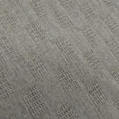 Tecido cinzento com padrão em quadrados texturizados