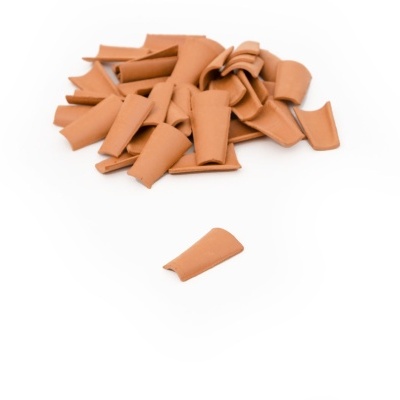 Peças de borracha térmica castanho-claro sobre fundo branco