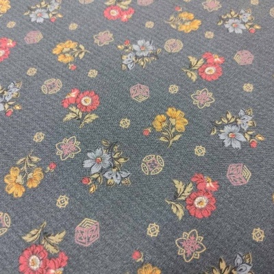 tecido cinza com padrão floral colorido e figuras geométricas