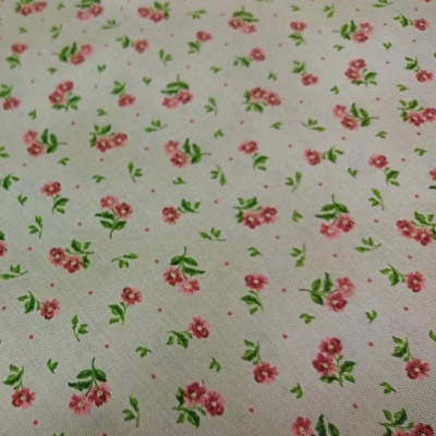 tecido branco com padrão de pequenas flores cor-de-rosa e folhas verdes