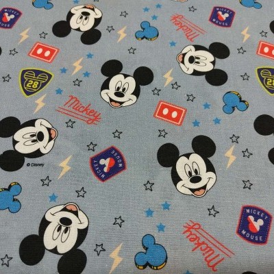 Tecido cinzento com padrão colorido de Mickey Mouse e elementos decorativos