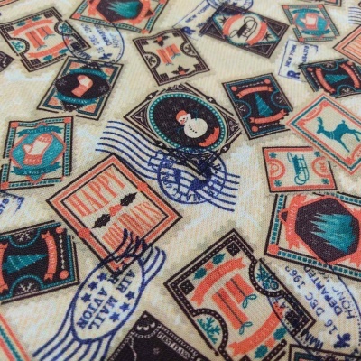 Tecido com estampado de selos postais coloridos