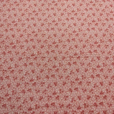 tecido de algodão floral vermelho e bege sobre madeira