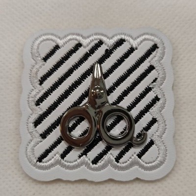 Patch bordado com tesoura metálica no centro