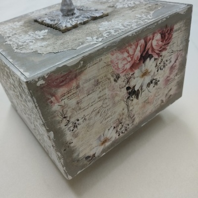 Caixa decorativa vintage com flores e relevo cinza