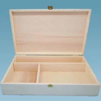 Caixa de madeira clara com compartimentos abertos e fecho dourado