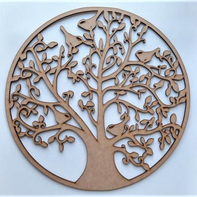 Painel decorativo redondo de madeira com árvore e pássaros recortados